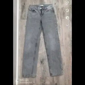 Gråa low/mid waist jeans från Gina. Köpta på plick men säljer vidare då dom var försmå för mig💕