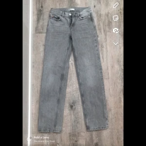Gråa jeans  - Gråa low/mid waist jeans från Gina. Köpta på plick men säljer vidare då dom var försmå för mig💕