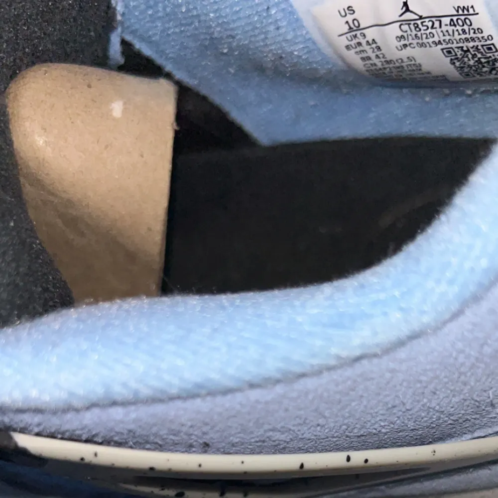 J4 University blue. Använda några gånger så de är lite smutsiga men det går att få bort smutset. Fräscha, fet colorway till sommaren. Säljer för jag inte har så mycket som matchar med dem så jag använder de jätte sällan. Skriva v fundering. Kengät.