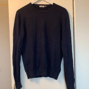 100% Kashmir - J.Lindeberg  - En skön 100% kashmirtröja från J.Lindeberg. 8/10 skick ett lagat litet hål, därav priset. Skriv vid funderingar!🙌💪🎉