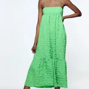 Fantastisk grön långklänning från Zara med knyt bak. Jättefint skick. Normal i storleken. 