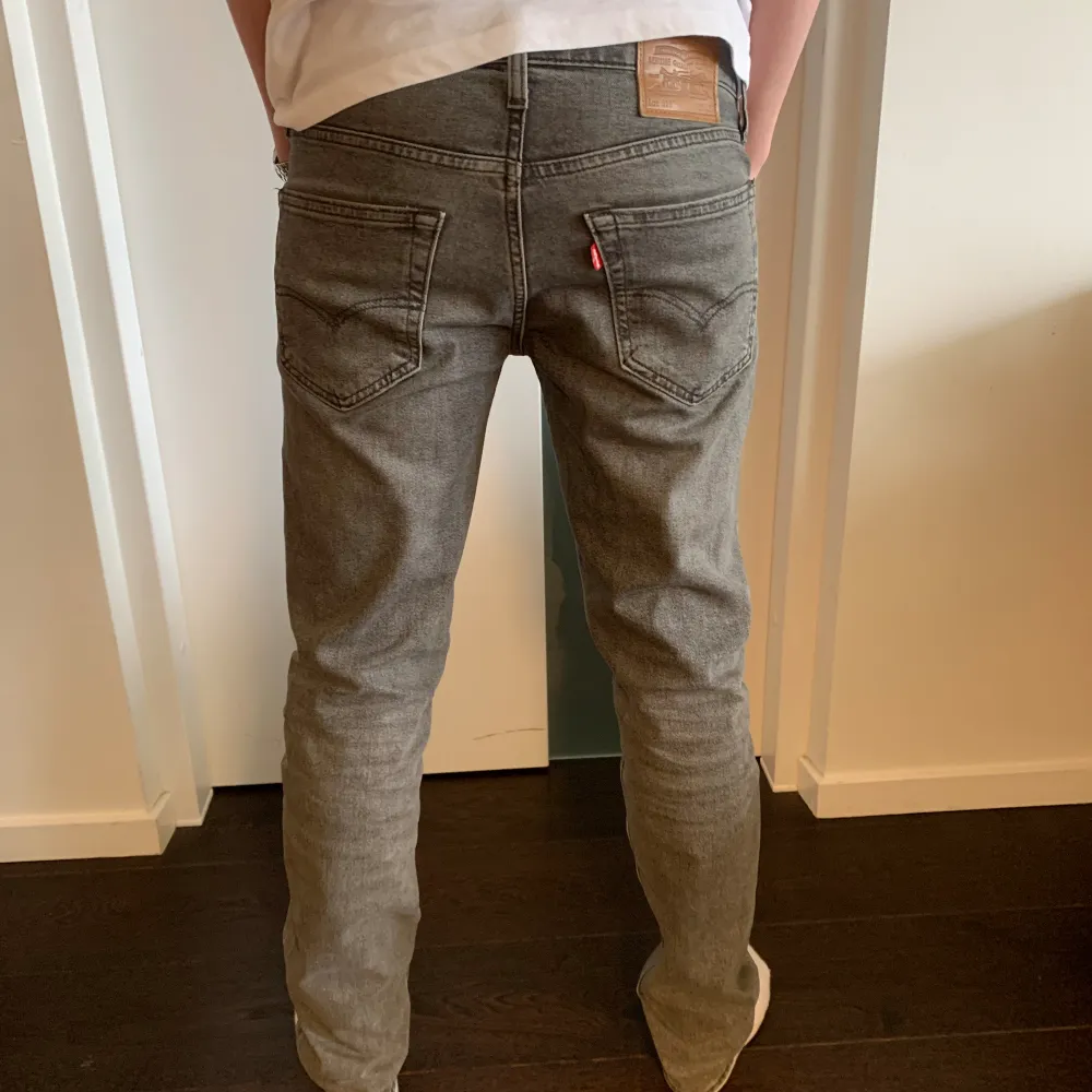 Tja säljer nu dessa tvär snygga Levis 511 jeans i storlek 30/32 och modellen på bilden är ca 180.  Skick: 10/10 använda max två gånger. . Jeans & Byxor.