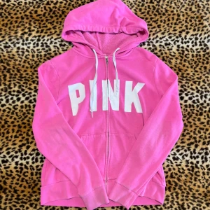 2000s pink zip up - ✰*฿✩‧₊˚ läs gärna köpvillkoren innan köp ✰ storlek S ✰ lite missfärgat på bild 5 vid ärmarna och nopprig på vissa ställen sparsamt använt second hand plagg så ha det i åtanke ✰ skriv vid frågor💋