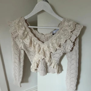 Zara spetts tröja  - jätte fin, bekväm och sitter fint , inga hål eller skador, säljer eftersom : hittar inget tillfälle att ta på mig den nypris : tror 399 , säljer för 220+frakt 