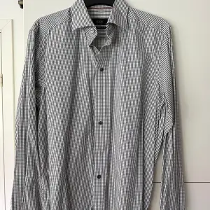 En herr skjorta från märket Eton, nypris 1700kr, nyskick, storlek 41 Frakt ingår inte i priset!