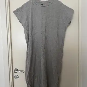 En t-shirtklänning från Lager 157 i storlek M