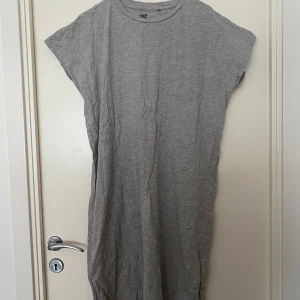 T-shirtklänning - En t-shirtklänning från Lager 157 i storlek M
