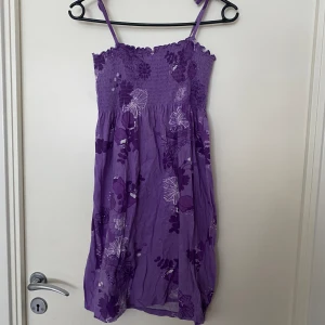 Sommar klänning - En jätte gullig klänning från H&M i storlek 170. Kan passa xs/s/m