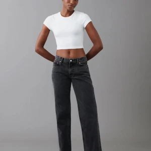 Jeans💥 - Säljer dessa gråsvarta jeans köpta förra året, ny pris 500 kr. Jag är 163 cm💓💓💓