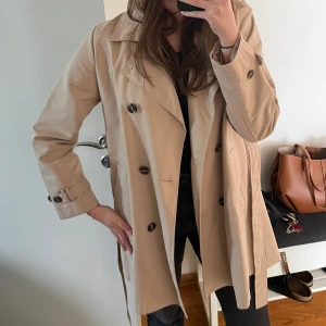 Trenchcoat - Väldigt bra skick. Från kappahl, nypris var 900kr