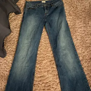 Säljer ett par bootcut/straight moto jeans i bra skick pga att dom inte kommer till användning. Dom är insydda längst ner men passar mig perfekt som är 162,skriv för mer info🤍