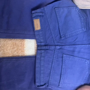 Mörklila jeans 💜 - Mörklila jeans som aldrig är använda eftersom de är lite korta på mig. Är i strl 36 och har vida ben som passar någon som är runt 173 cm. Skulle säga att de är midrise i midjan 💜