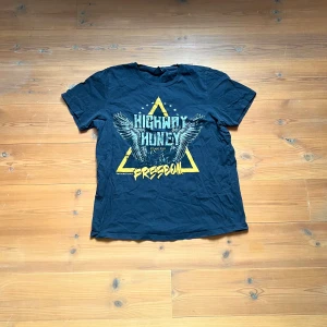 t-shirt - T-shorts med tryck i en svart lite mer urtvättad färg (gråaktig), inga fläckar eller andra skador!