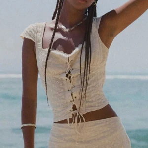 Motel rocks topp🤍 - Så himla vacker topp från motel rocks.💘