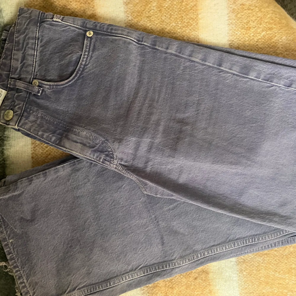 Super fina lila ”washed” jeans som har varit super snygga, men tyvärr lite korta på mig nu. Har lite slitningar men skulle mer säga att det är coolt. Passar någon som är 170 och midjemått 36 💜 Köpt för 500kr på Zara för några år sedan 💜. Jeans & Byxor.