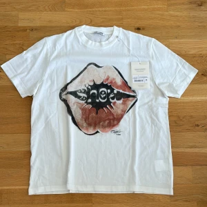 Our legacy box tee  - Our legacy 2020 box tee collection! Size 48, går ej att få tag på längre! Köp på our legacys hemsida, helt ny med tagg! 