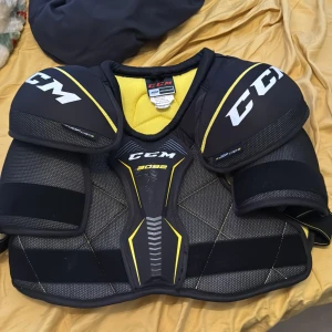 Hockey axelskydd - Hejsan säljer mitt hockey Axel skydd, senior storlek M, köpte för ungefär 1,8