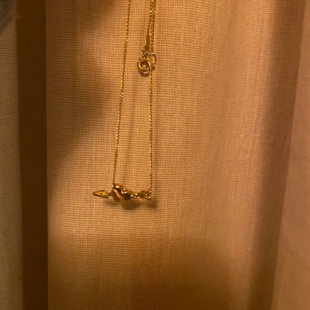 Jättefint L8H halsband i guld, längden är 50 cm, köpt för 700 kr 💞 . Accessoarer.