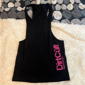 Dirtcult linne - Svart rosa dirtcult linne