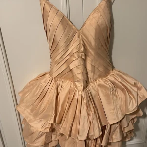 Festklänning  - Jättefin festklänning.  Passar till bal, brudtärna eller fest. Används bara 1gång