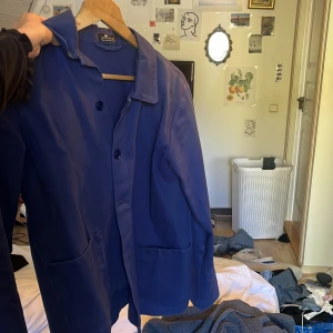 Blålila manchester jacka - Blå Manchester jacka, använt skick men i övrigt väldigt fin, en liten färgfläck på insidan. Obs det är en annan färg än den klarblåa på annonsen