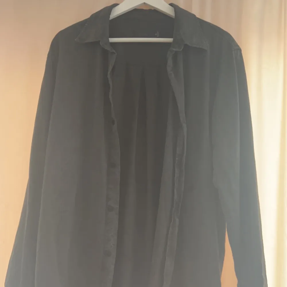 Stentvättade svart skjorta, använd 1 gång . Skjortor.