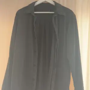 Stentvättade svart skjorta, använd 1 gång 