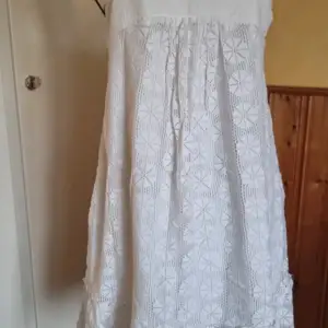 Supersöt vit klänning som är perfekt för studenten