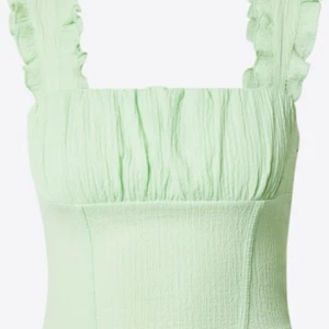 Topp pella ginatricot - Säljer denna helt nya topp i Strl S. Knappt använd (tagg finns kvar) (Fråga gärna för fler bilder)