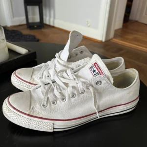 Converse allstar  - Använda några gånger .  Fint skick . Inga slitage .  Kan behöva lite kärlek och avtorkning.