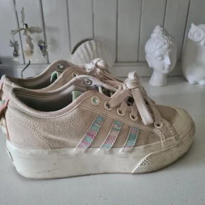 Adidas nizza platform stl 36 - Superfina sneakers med platå , adidas nizza. Finns lite smuts , men i övrigt fina. 