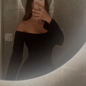 Klänning  - Svart klänning, slutsåld hos Gina Tricot efter en gångs användning på en babyshower. Perfekt skick, enkel i material av soft touch. 