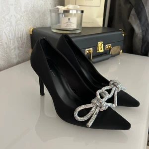 klackar med rosett  - Säljer mina drömmigaste klackskor då dom är för små för mig, har vanligtvis 39 :( dessa är från bershka strl 38, klackhöjd ca 10cm