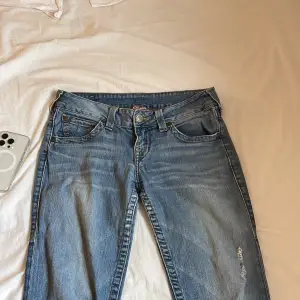 Säljer dessa super snygga true religion jeans i använt skick som är köpta här på plick, då de tyvärr var förstora för mig! Kom privat ifall du är intresserad eller vill ha fler bilder. Obs, frakt tillkommer