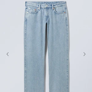 Weekday arrow low straight jeans - ‼️‼️intressekoll‼️‼️ Jeansen är använda, men har inga skador eller defekter. Skit snygga till sommaren, men de har tyvärr blivit för små för mig💖 Kontakta mig i chatten om du är intresserad!💕