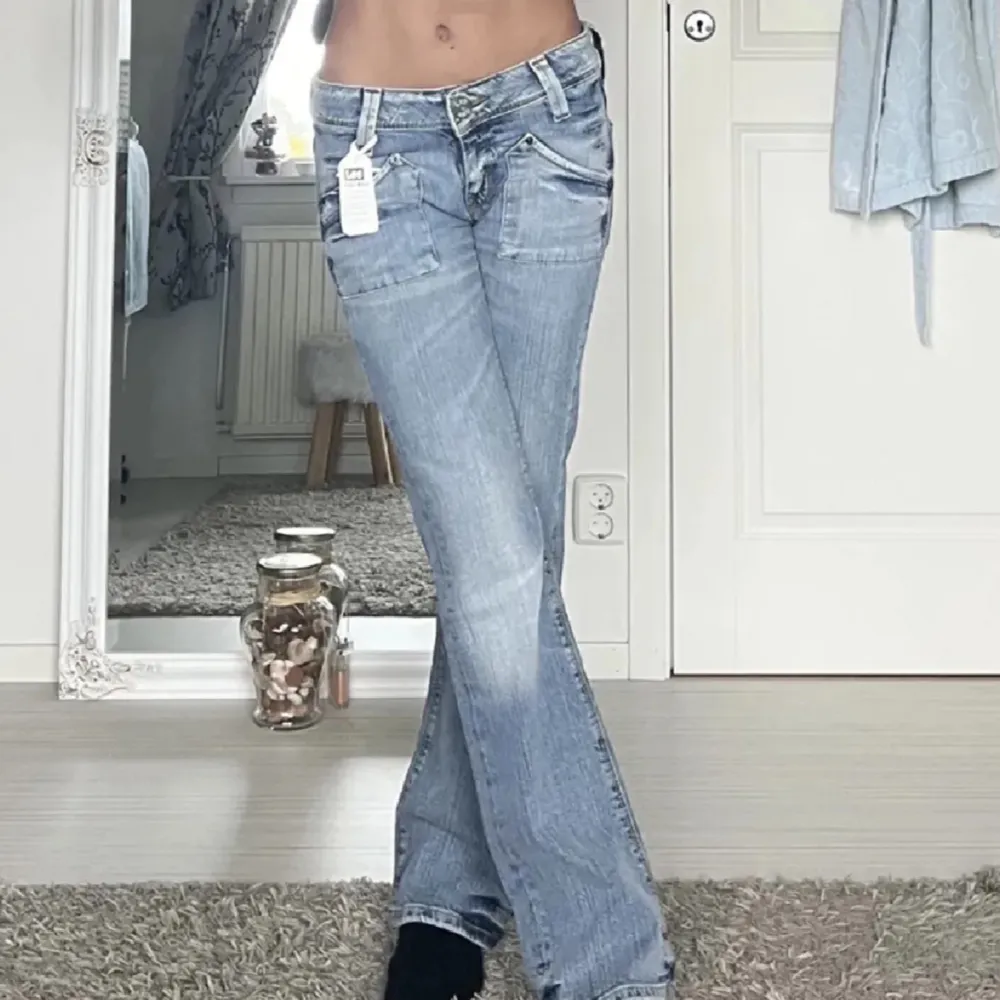 Säljer nu mina lågmidjade och unika Lee jeans! Lågmidjade bootcut🤗 37cm midjemått rakt över. 81cm innerbenslängd❤️ Skriv för fler bilder / intresse. Klicka gärna på köp nu😚. Jeans & Byxor.