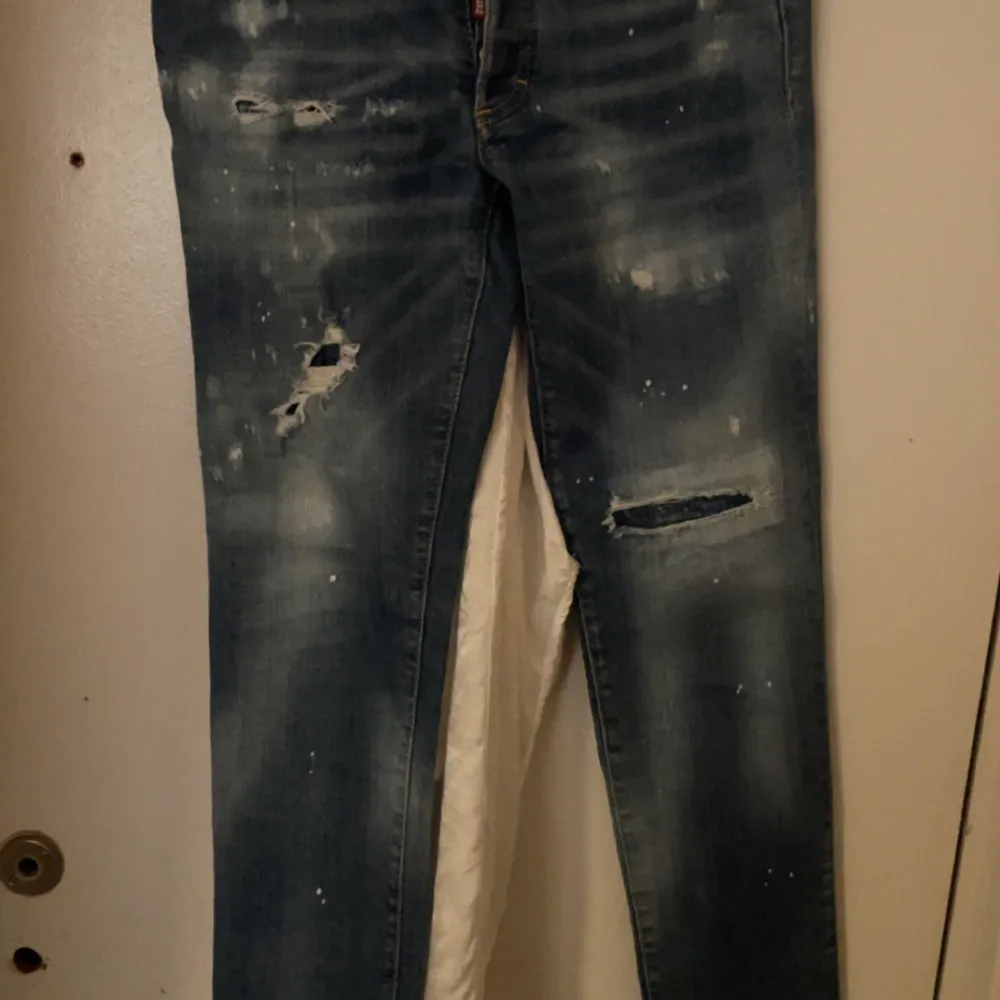 Dsquared jeans storlek S ljusblå. Vill bli av med dessa så snabb affär kan jag gå ner i pris. De är såklart äkta . Jeans & Byxor.