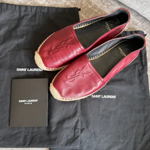 Röda YSL Espadrillos stl 38 - Använda men i fint skick i stl 38 - från Saint Laurent.  Kvitto från Dubai och dustbags ingår. 