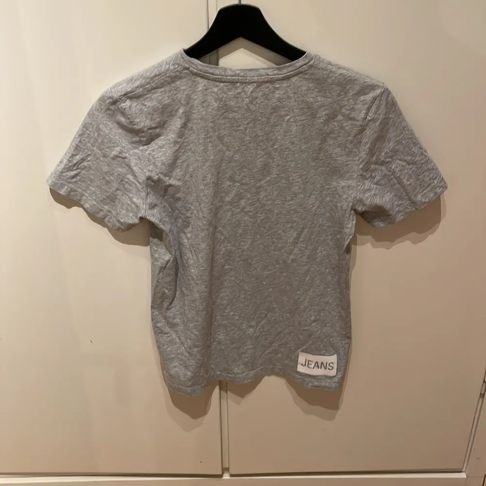 Säljer min gråa tshirt ifrån Calvin Klein. Storlek 164 men motsvarar en xs . T-shirts.
