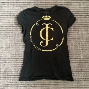 Svart Juciy couture t-shirt med guld detaljer 