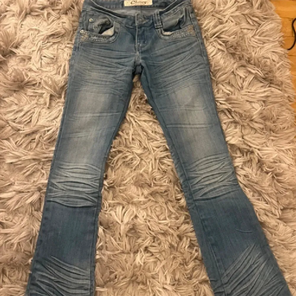 Jätte snygga lågmidjade vintage jeans som jag funderar på att sälja då dom knappt kommer till användning! Skriv vid funderingar som tex mått❤️. Jeans & Byxor.