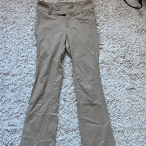 Beiga kostymbyxor😍 - Storlek XS. Sitter tajt med utsvängda ben. Jätte fin passform och inga skador!💓