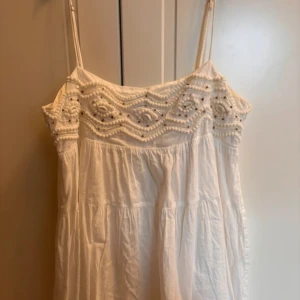 Supersöt sommarklänning🎀 - Nu säljer jag den här super söta sommarklänningen för 300 ist för nypris 500! Klänningen är använd fåtal gånger och kommer från ZARA. Anledningen till att jag säljer den är för att jag har vuxit ur den. Den är i storken M men passar både M och S. 