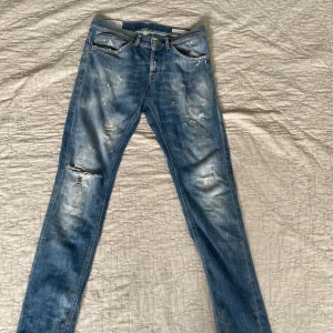 Dondup jeans - Säljer nu mina skit feta dondup byxor i storlek 26/30  Det finns två hål i rumpan men syns inte när dom sitter på! Säljer dom för att dom sitter lite för stort för mig  Skicka om du undrar något om byxorna