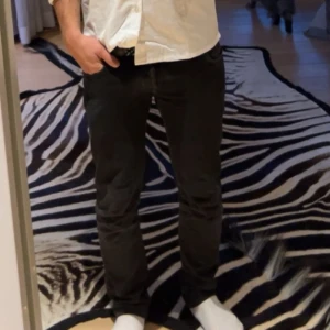 Jeans från Jacob Cohen - Säljer dessa feta jeansen från det exklusiva och populära märket Jacob Cohen🤩 Modellen heter J622 COMF. Size 31. Modellen på bilderna är 180 cm. Nypris runt 5000-6000 kr. Mitt pris 750 kr💫 OBS! Liten lagning mellan benen, inget som märks eller syns🌟