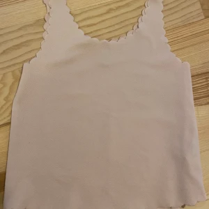 Linne strl S - Puderrosa linne. Detta är sååå fint men tyvärr har jag vuxit ur det. Strukturen är jättefin och kanterna det lilla extra!  Kolla gärna in mina andra annonser för samfrakt! Katt finns i hemmet (allergivänlig ras).