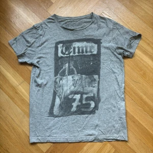 Grå Y2K T-Shirt - Bra skick. Använd någon gång.