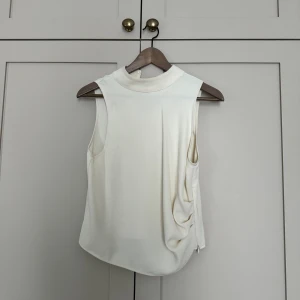 Blues🤍 - Jättegullig blues från Zara som aldrig har kommit till användning då den är för liten🤍🤍Storlek M, men passar inte mig som är M, skulle sätta storlek Xxs-S.