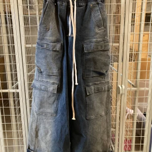 Rick Owens belas cargo pants - Helt sjukt snygga rick byxor som tyvärr inte används längre. Sjukt coola detaljer och as sköna. Använd en hel del men extremt bra cond. Skriv gärna om du har frågor :) 
