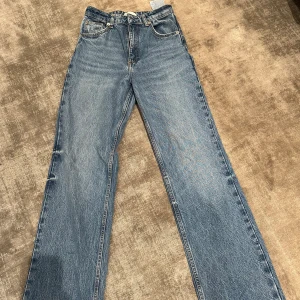 Jeans från zara! - Använd 1 gång, super fint skick! 